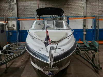 wit motorjacht in binnenloods