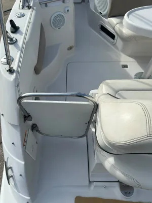 cockpit met stoel, leuning en dekruimte