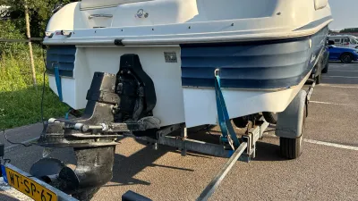 achterkant van boot op trailer