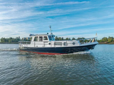 witte motorvlet op open water