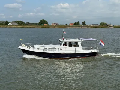 motorvlet op rivier met Nederlandse vlag