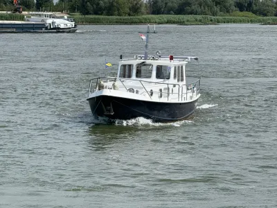 vlet op rivier met boeg naar camera