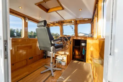 Stuurhuisinterieur met stoel en stuurwiel