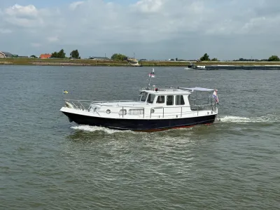 witte motorvlet op rivier