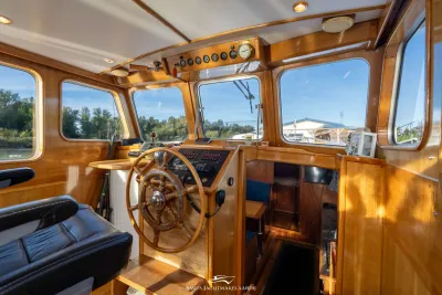 stuurhut interieur met houten stuurwiel en console