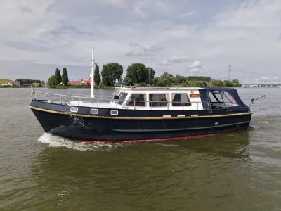 motorjacht op rivier bij bewolkte hemel