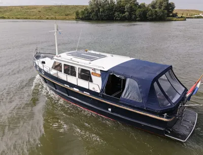 motorboot op rivier met overkapping