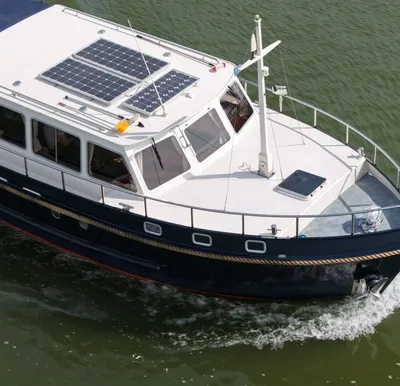 voorkant van een motorjacht op het water