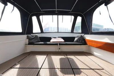 interieur met bank en tafel onder kap