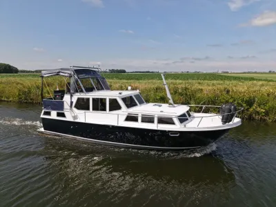 witte kruiser op een rivier met groen landschap