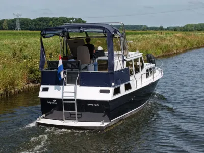 achterzijde van motorkruiser op kanaal