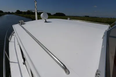 dek van motorjacht met reling