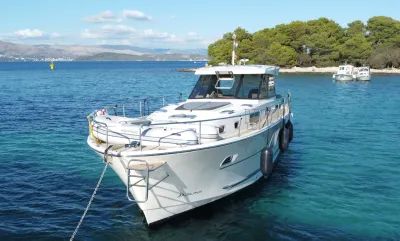 motorjacht voor de kust