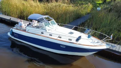 motorboot afgemeerd bij houten steiger