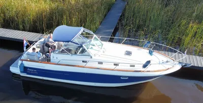 Motorboot aangemeerd bij houten steiger