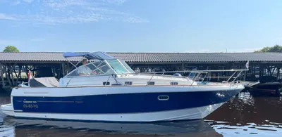 motorjacht liggend in jachthaven