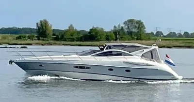 motorjacht op het water langs de oever