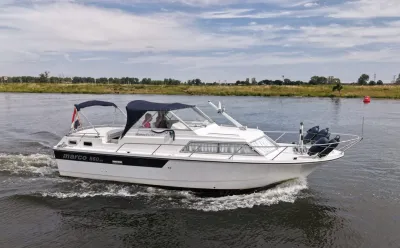witte motorkruiser op het water
