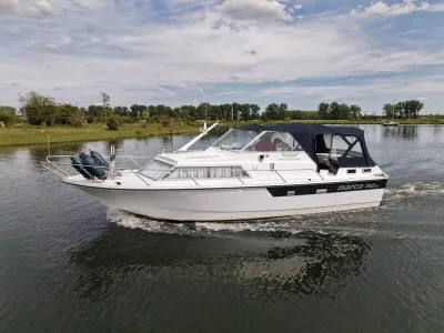 motorboot varend op rivier