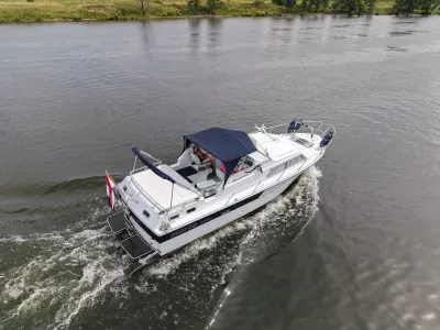 motorjacht op rivier, zicht op dek en kuiptent