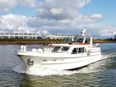 varend motorjacht bij woonkade