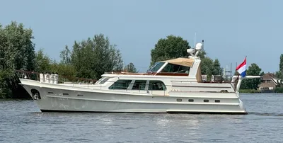 wit motorjacht op rustig water