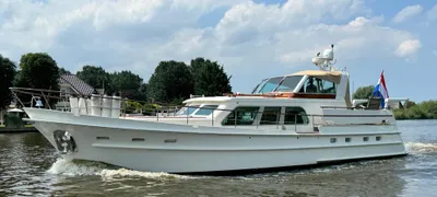 wit motorjacht op binnenwater