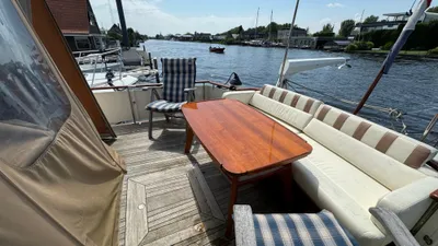 achterdek van jacht met tafel en zitbank