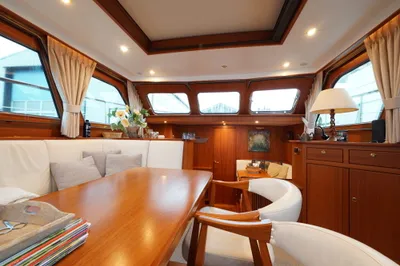 Jachtinterieur met houten salon en eettafel