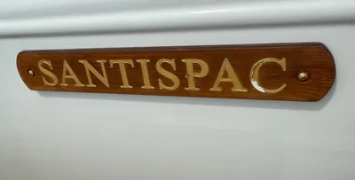 teakhouten scheepsnaamplaat op witte romp