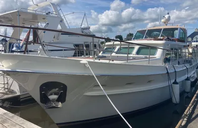 motorjacht afgemeerd in jachthaven