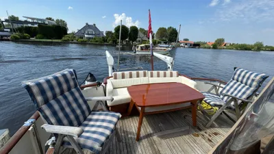 achterdek met tafel en zitplaatsen op jacht