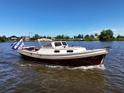 motorboot op rivier met huizen op achtergrond