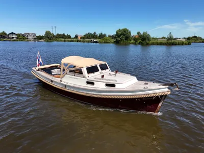 motorboot op rivier bij zonnige dag
