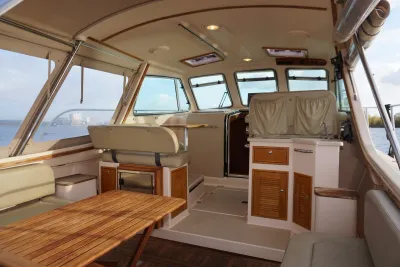 interieur van motorjacht met zithoek en kombuis