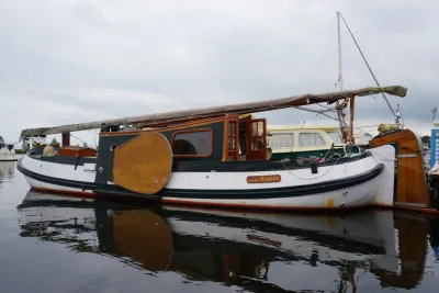 klassieke houten boot afgemeerd in een jachthaven
