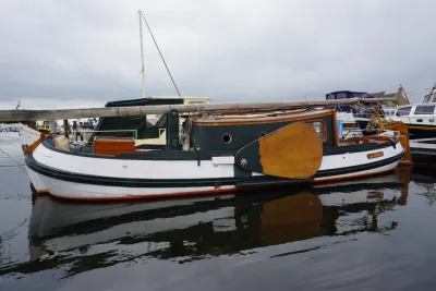 klassieke tjalk afgemeerd in jachthaven