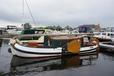 Klassieke tjalk aangemeerd in jachthaven