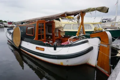 houten tjalk aangemeerd in jachthaven