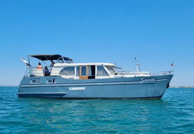 motorjacht op kalme zee met personen aan dek