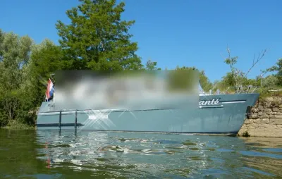 motorjacht vlak bij kade op rustig water