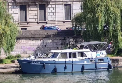 blauw motorjacht aangemeerd langs kade