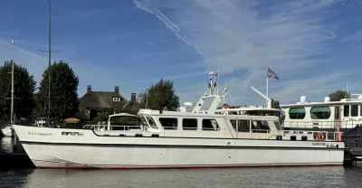 wit motorjacht aangemeerd in de jachthaven