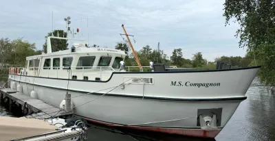 groot wit schip aangemeerd bij steiger