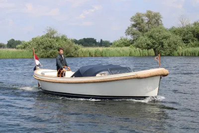 sloep op het water met stuurman