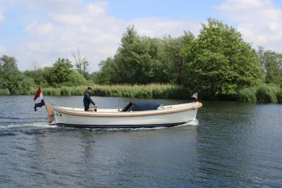 sloep op water met opvarende