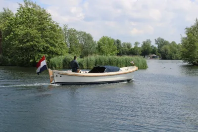 witte sloep op rustig water