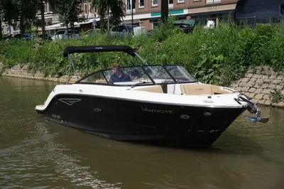 motorboot op kanaal bij kade