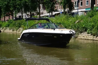 snel motorboot in gracht met bestuurder