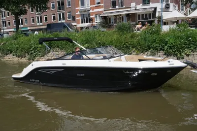 open boot varend in een kanaal